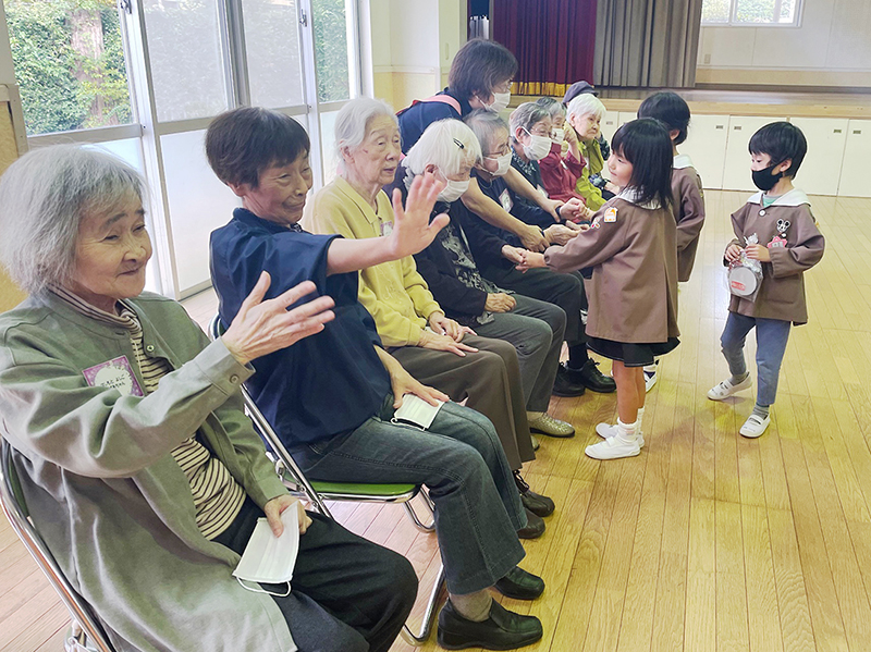 千葉・習志野  ぬくもり　幼稚園と交流 質問でわかる　「同じ遊びしてた」